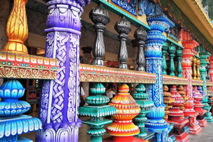 Les colonnes colorées du temple à l'entrée des grottes de Batu à Kuala Lumpur