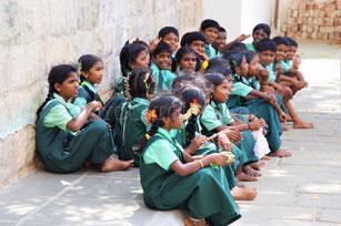 De jeunes écoliers en uniforme devant l'entrée du temple de Trivandrum en Inde