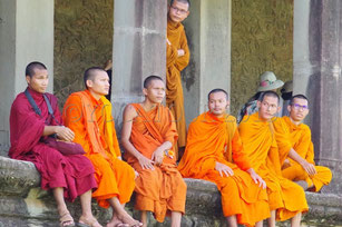 Des bonzes en orange visitent les ruines d'Angkor