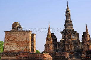 Photos dans les ruines de Sukhothai avec une statue de Bouddha blanche