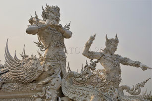 Gardien du temple blanc du Wat Rong Khun à Chiang Rai