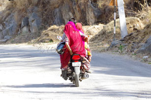 Quatre personnes sur un scooter en Inde au Tamil-Nadu