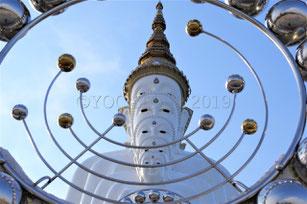 Statues de Bouddhas Blancs au Wat Phra Sorn Kaew