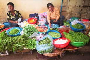 Deux femmes vendent des salades sur le marché de Siem Reap