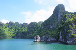 La superbe baie de Ha Long et ses eaux bleues vue depuis un voilier
