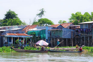 Deux barques devant les maisons du village flottant de Chau Doc