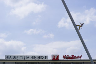 Auf der Mitte des Friedrichsplatzes stand während der d9 der heimliche Publikumsliebling: "Man walking to the sky" - der Himmelsstürmer - von Jonathan Borowsky.