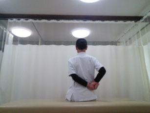 左手を右側に引きよせます