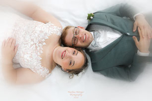 Hochzeit im Rems Murr Kreis, Welzheim, Hochzeitsfotograf mit Preisen und Brautpaar auf Decke liegend, https://www.markus1.de 
