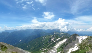 Why not enjoy a spectacular view of the Japan Alps (Tateyama Kurobe Alpine Route) from the comfort of your own home? You can feel like you are traveling in the Japanese Alps with panoramas, movies, and VR!