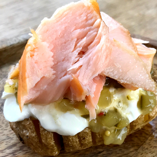 Fächerkartoffeln mit Lachs und Gurkenrelish