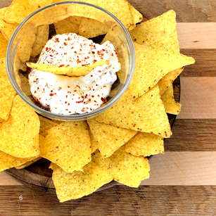 Nachos mit Sour Cream und Jalapeno Relish