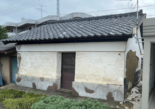 修繕中：外壁の剥離作業中