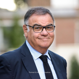 alt="Photographe corporate à Paris – Portraits professionnels en entreprise"  alt="Reportage photo événementiel pour séminaire d’entreprise"  alt="Photographe professionnel pour conférences et événements corporate"  alt="Prise de vue en entreprise pour co