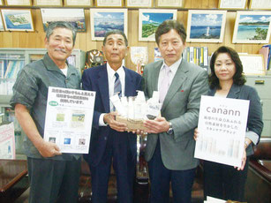 石垣島産黒米などを使った化粧品が開発された。左から我喜屋会長、仲新城代表、金田商品開発部長、市商工会の髙屋恵子さん=19日午後、市商工会