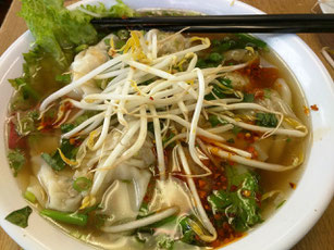 Hühnchensuppe mit Sprossen und Zitronenmelisse