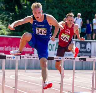 Das Archivfoto von Jan-Hendrik Ridder zeigt Henry Vißer beim 400-m-Hürdenlauf bei den NRW-Meisterschaften in Bottrop.