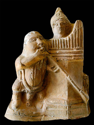 Terre cuite. Ier s. AEC. Joueurs d’hydraulis et de salpinx. Origine : Alexandrie. Dépôt : Musée du Louvre. © Marie-Lan Nguyen 2008-2024.