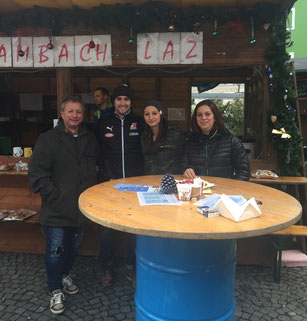 "Musterschülerin" Nina Wasserbauer besucht mit ihren Eltern das LAZ Wels am Christkindlmarkt. Wie es Weihnachten üblich ist, hatte Nina ein (noch geheimes) Geschenk dabei - mehr dazu später! Herzlichen Dank! 