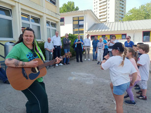 Beim Kinderfest ein großes Highlight: Inga Wehnert lädt zum Mitsingen ein - Fotos: SJR