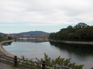川の手前側は岡山城、反対が後楽園