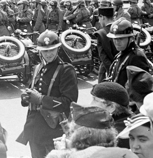Gendarme équipé d'un étui modèle 1916, France 1938 photo Life