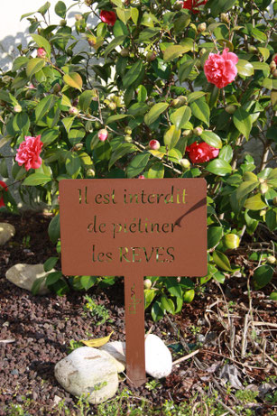 ©IDfer, Etiquette de jardin décorative Happiness couelur rouille avec une citation positive