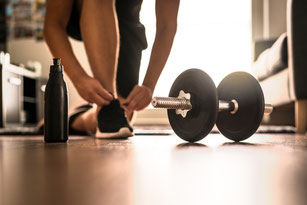 training zu Hause mit Kurzhantel