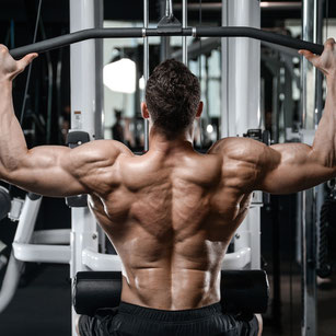 Mann trainiert im Fitnessstudio den Rücken