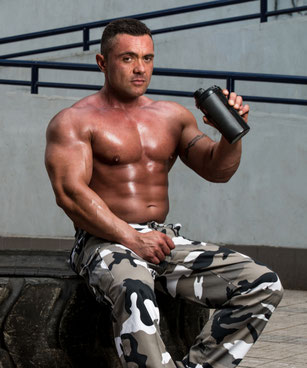 Bodybuilder mit extremer Muskelmasse
