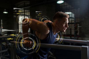 Training am Barren im Fitnessstudio