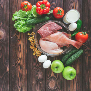 Ein Teller mit Fleisch, Salat und Milch