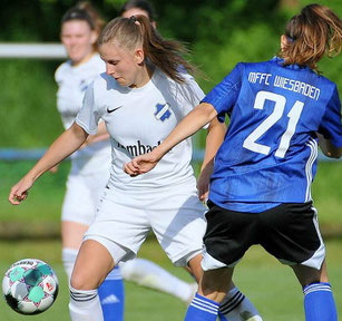 Ihr Treffer reicht nicht aus: Jana Schwaab (l., hier zu sehen gegen Wiesbadens Verena Lefrank). Foto: Pressebilder Hahn
