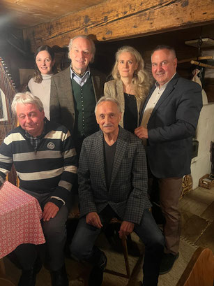 Sitzend Michael Voldrich und Klaus Plangger (rechts). Dahinter von links: Harfenvirtuosin Claudia Ringler, Präsident-Stv. Johannes Ausserladscheiter, Repräsentantin von Wien Claudia Fellerund Autor sowie Hausherr Martin Reiter.