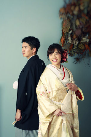 色打掛で結婚写真を撮る新郎新婦様