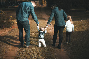famille avec deux enfants au parc avis thérapie de couple