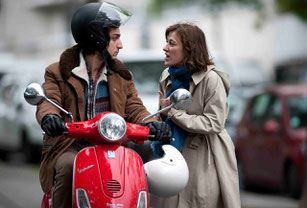 Valeria Bruni Tedeschi et Louis Garrel: j'ai 20 ans de plus que toi, je ne monte pas sur ton scooter sans casque (©Guy Ferrandis/SBS Productions/Ad Vitam Distribution)