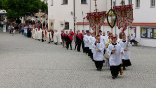 Teilnahme des Ordens am Einzug der Wallfahrer in die St. Anna-Basilika am 22.  April 2019