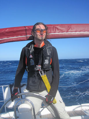 Skipper bei 40 Kts Wind und 1m Welle - TOP