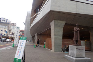 オーテピアの前にて.右側にお立ちになるは寺田寅彦先生.
