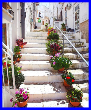 Ostuni - Una scalinata nella zona ottocentesca
