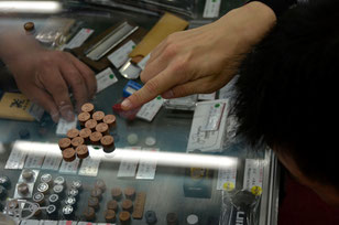 Yさん、タップ物色中