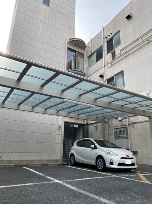 駐車場は一部屋根付き
