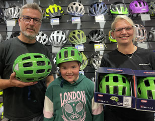 Auf dem Bild sind Alexander Pfeiffer-Gebers vom Förderverein, die Schülerin Alice sowie Vanessa von der Velobox zu sehen.