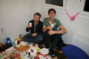 Finn (left) and Hendrik (right) as guests at a Middle Eastern dinner