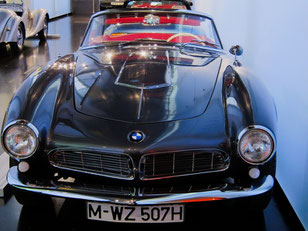 Le musée BMW de Munich expose de nombreux modèles de cette marque automobile.