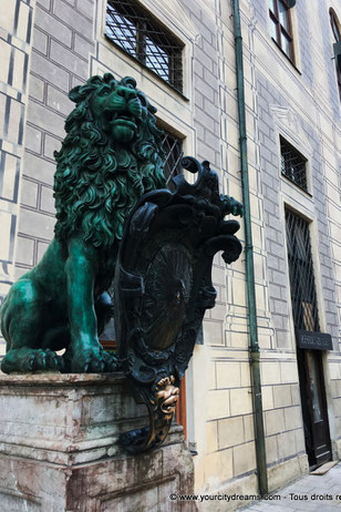 Lion à l'entrée de la Résidence