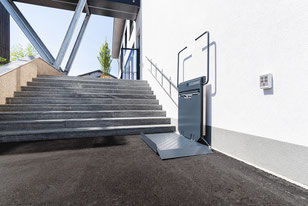 Plattformlift Delta - Der Rollstuhllift für gerade Treppen