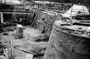 Le fossé nord au premier plan, la tour du Milieu dans le fossé, la pile du pont-levis conduisant au jardin du Roi au fond, la tour de la Taillerie.