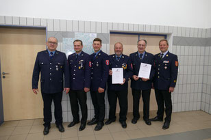 Dank an Norbert Feldmeier (li.) von Thomas Zacher und Andreas Enggruber, daneben Ehrenkommandant Franz Dippl und früh. Vorsitzender Bernhard Obermaier mit Ehrenzeichen. Rechts KBI Helmut Niederhauser 